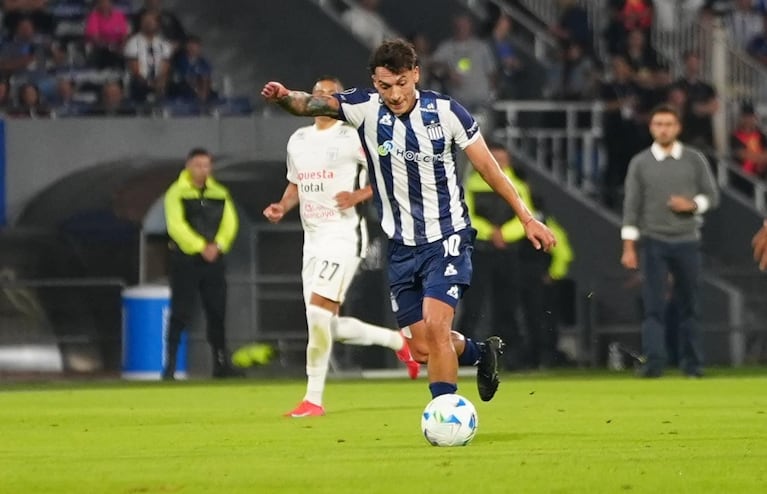Botta marcó el 1 a 0 con un sablazo de afuera del área.