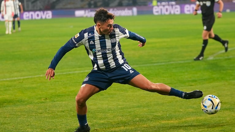Botta va desde el arranque frente a Riestra.