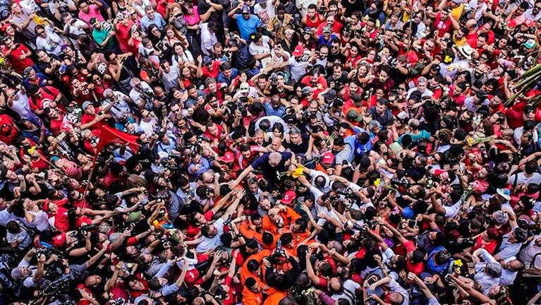 Brasil: Lula intentó entregarse pero los seguidores lo impidieron