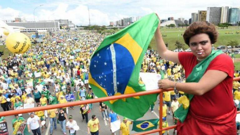 Brasil marcha pidiendo la renuncia de Dilma Rousseff