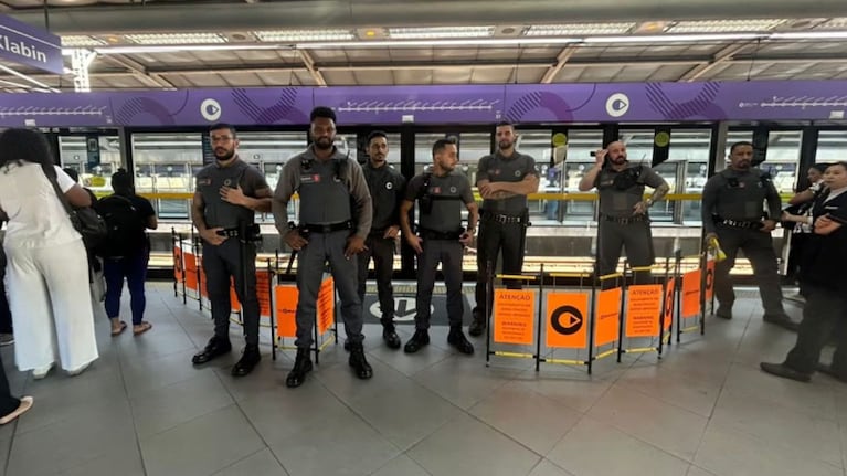 Brasil: se subió a un tren cuando las puertas se cerraban, cayó y murió frente a cientos de pasajeros