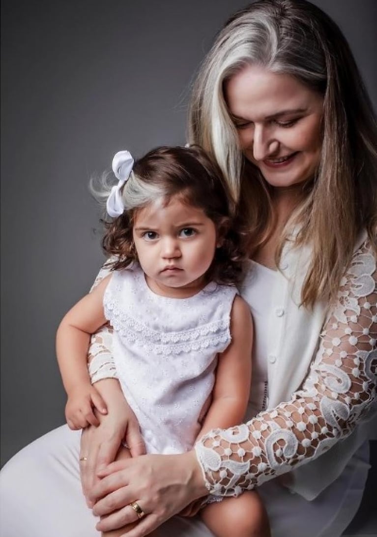 Brasil: una nena nació con canas y es furor en las redes