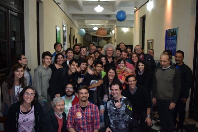 Brian May visitó el Observatorio Córdoba para ver la “luna roja”