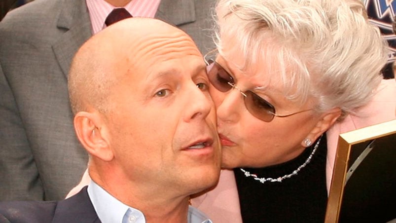 Bruce Willis junto a su mamá Marlene en el Paseo de la Fama de Hollywood.