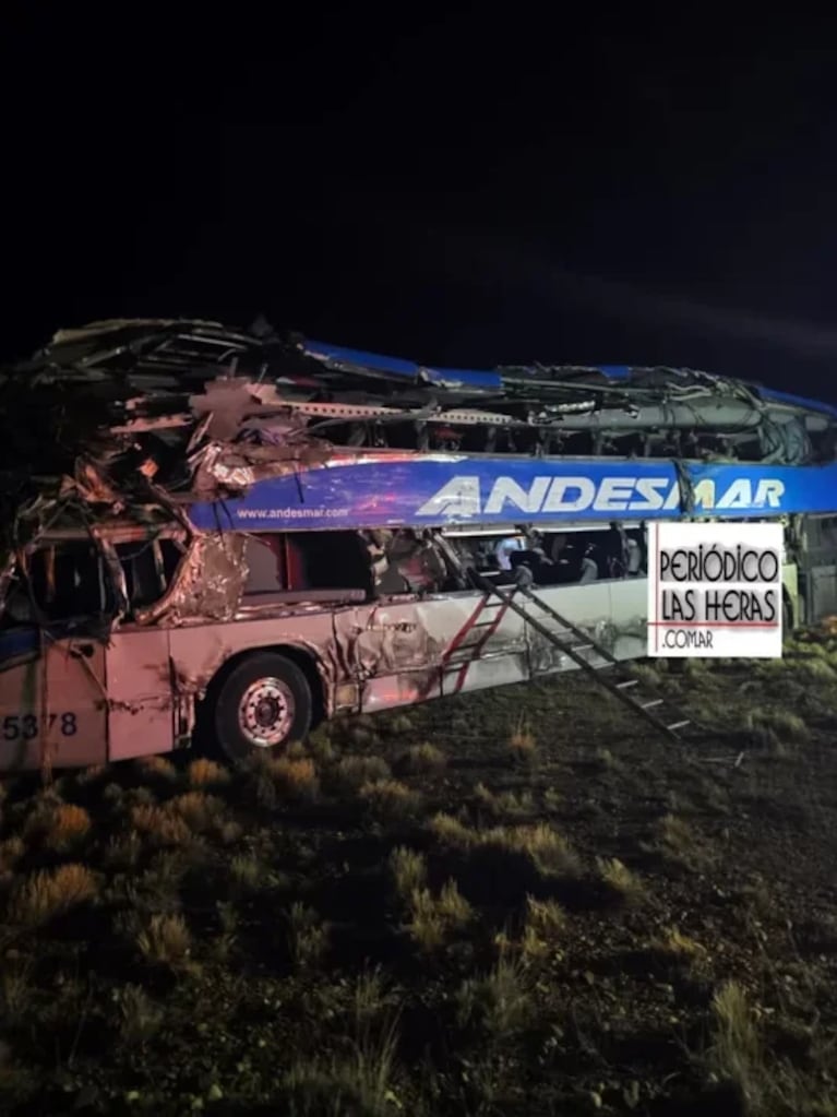 Brutal accidente en Santa Cruz deja al menos tres muertos y varios heridos.