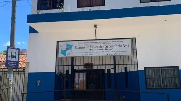 Brutal ataque de una adolescente a un compañero antes de entrar a clases.