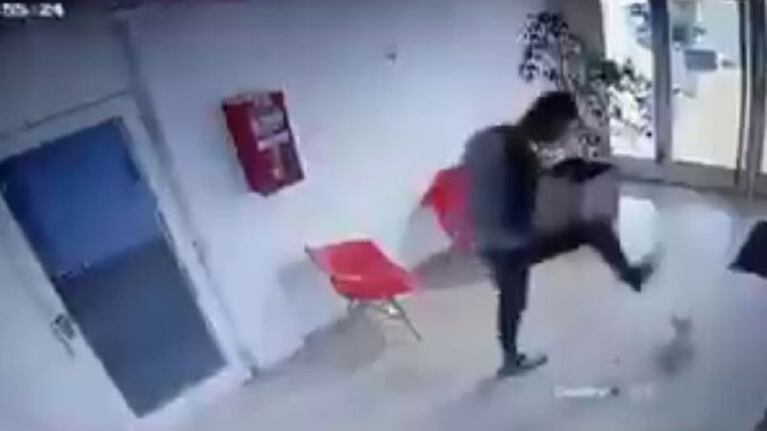 Brutal golpiza a una perrita en la puerta de un edificio.