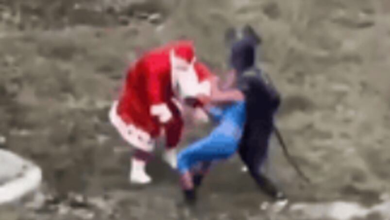 Brutal pelea de personajes épicos en Rusia.