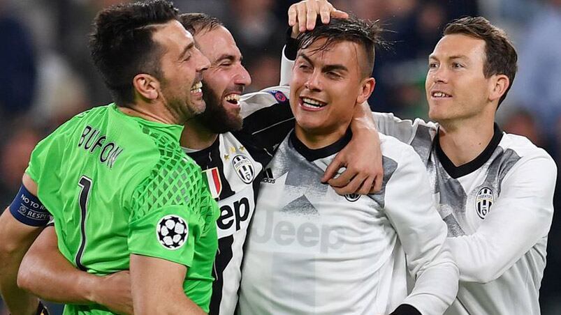 Buffon junto a los argentinos Dybala e Higuain. 