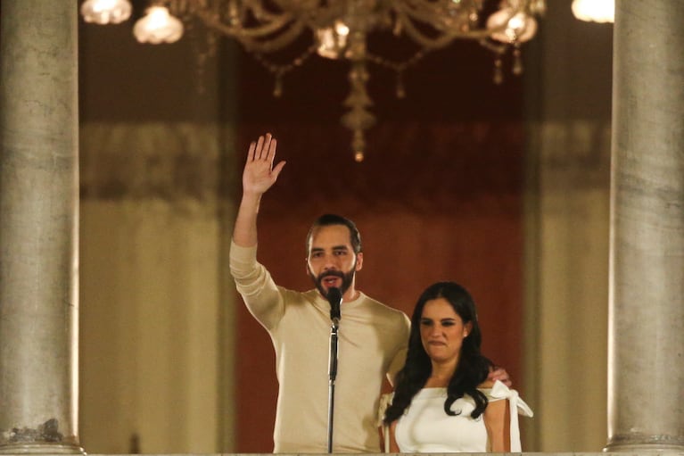 Bukele junto a su esposa después de la aplastante victoria en los comicios. 