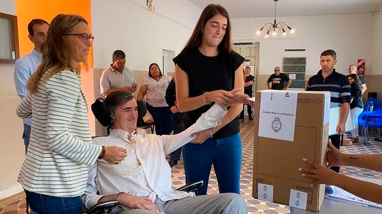 Bullrich llegó a la escuela acompañado de su esposa y una hija.