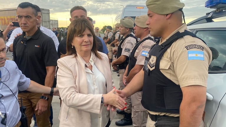 Bullrich saludó uno por uno a todos los agentes. Foto: Luchi Ybañez / ElDoce.