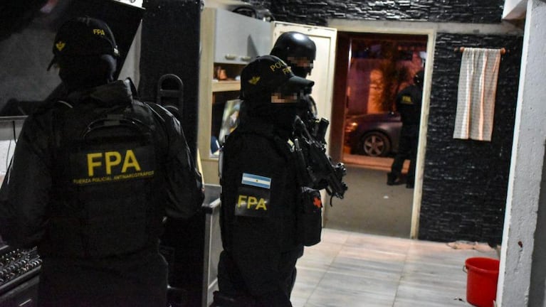 Búnker con cámaras, un empleado fijo y familia: cayó una banda que vendía drogas en Córdoba
