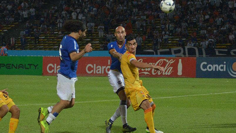 Burgos le dio el triunfo a Talleres en los minutos finales. Foto: Lucio Casalla / ElDoce.tv.