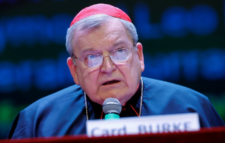 Burke oficiará la vuelta de la misa tradicional del 25 de octubre en la Basílica de San Pedro. REUTERS/Remo Casilli