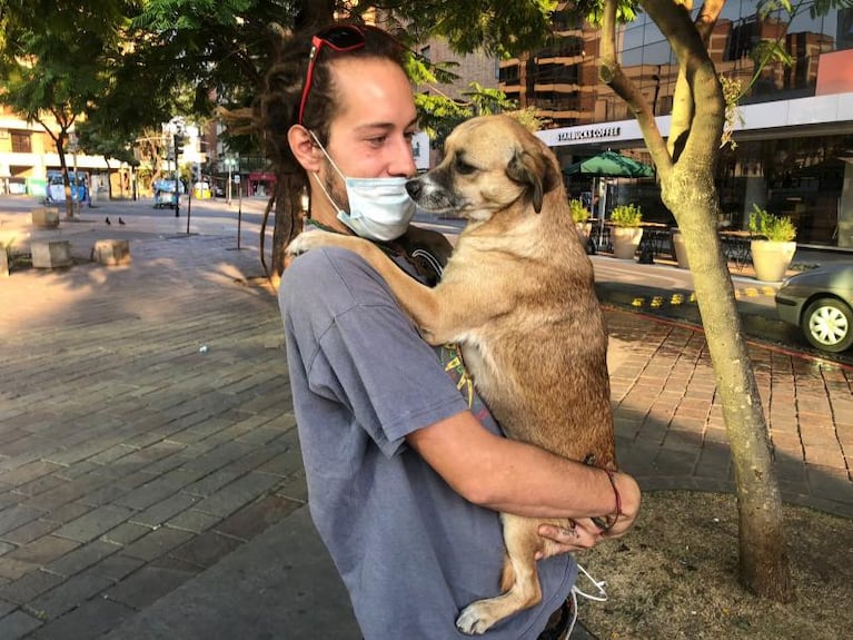 Busca a Toto, el perro que lo acompaña en su viaje por Latinoamérica