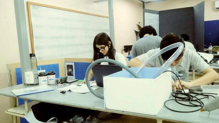 Busca seguir estudiando: la historia de Florencia que envía sus tareas por fotos