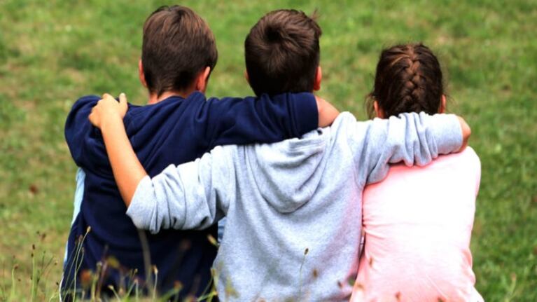Buscan a familias para adoptar a tres hermanitos de Córdoba.