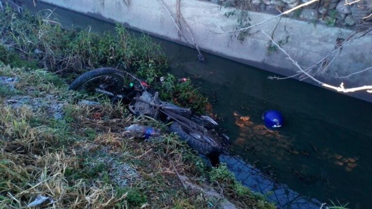 Buscan a un auto blanco que se dio a la fuga tras el accidente. 