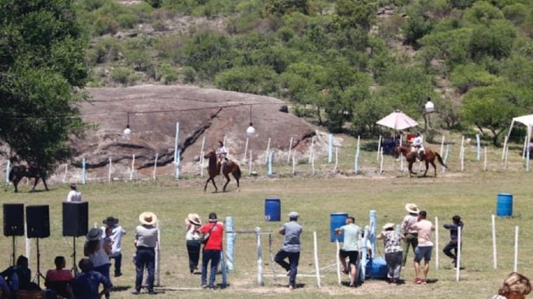 Buscan a un gaucho que apuñaló a otro y lo dejó grave tras una jineteada en Carlos Paz