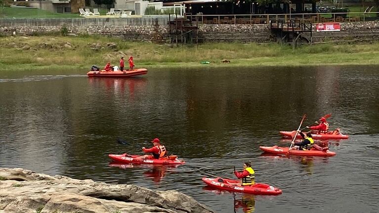 Buscan a un hombre que se tiró al río San Antonio en medio de la crecida.