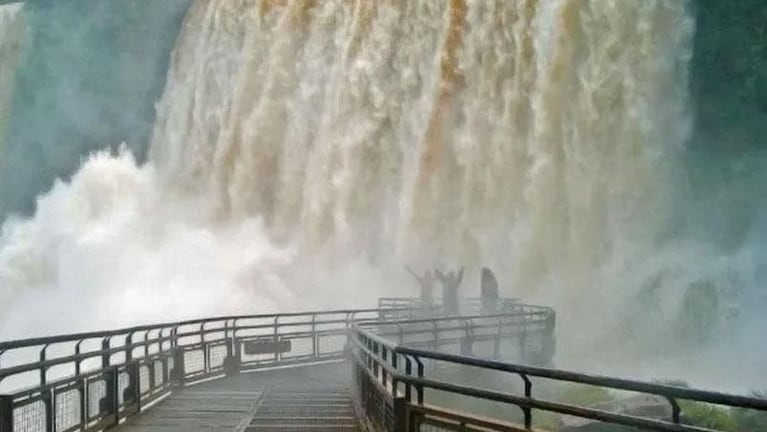 Buscan a un turista que cayó a las Cataratas del Iguazú