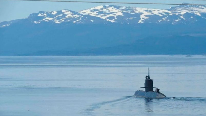 Buscan al submarino en una superficie de cuatro mil kilómetros cuadrados.