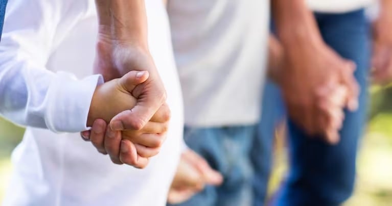 Buscan dos familias de Córdoba para adoptar a un nene de 9 años y una nena de 8: cómo anotarse