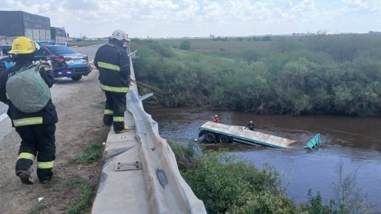 Buscan intensamente a un camionero que cayó a un arroyo en la autopista Córdoba- Rosario.