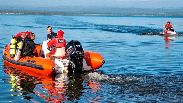 Buzos participan de la búsqueda en el lago. Foto: Emmanuel Cuestas / El Doce.