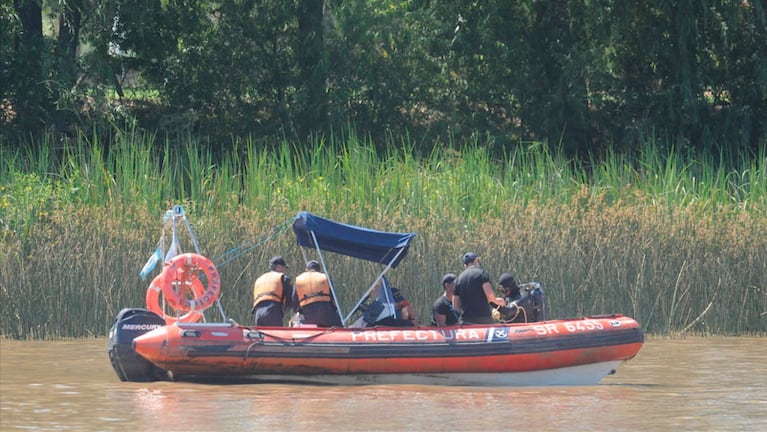 Buzos participan de la búsqueda en el río Luján.