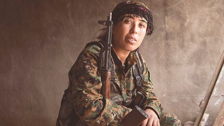 Cabello oscuro, mirada punzante, fusil cargado y mucho coraje tiene el símbolo emblemático de la lucha contra el terrorismo.