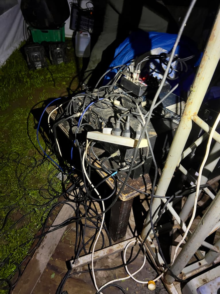 Cables mojados y riesgo de electrocución para 1500 menores: las fotos de la fiesta clandestina bajo la lluvia