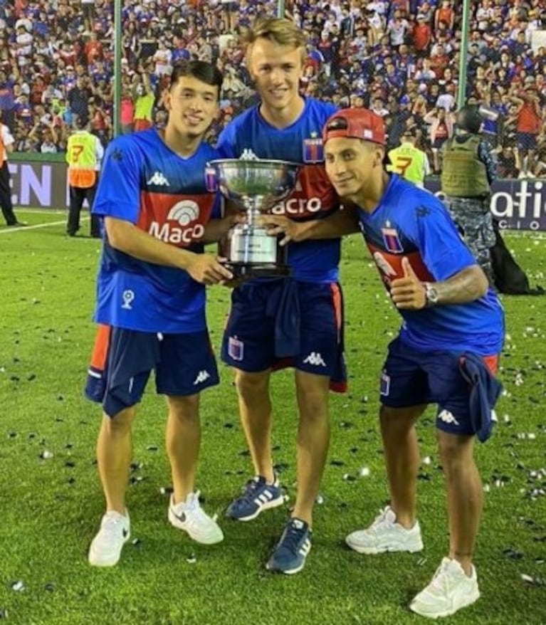 Cáceres junto a su amigo Baldi en el ascenso a Primera con Tigre en 2021.