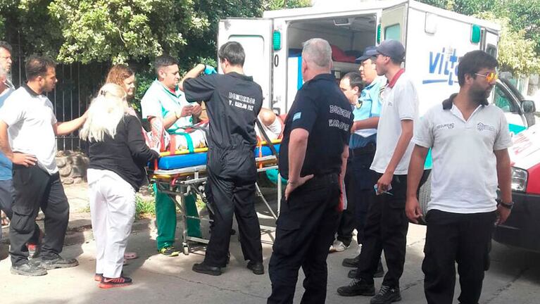 Cacho Buenaventura fue trasladado en una ambulancia. Foto: La Voz. 