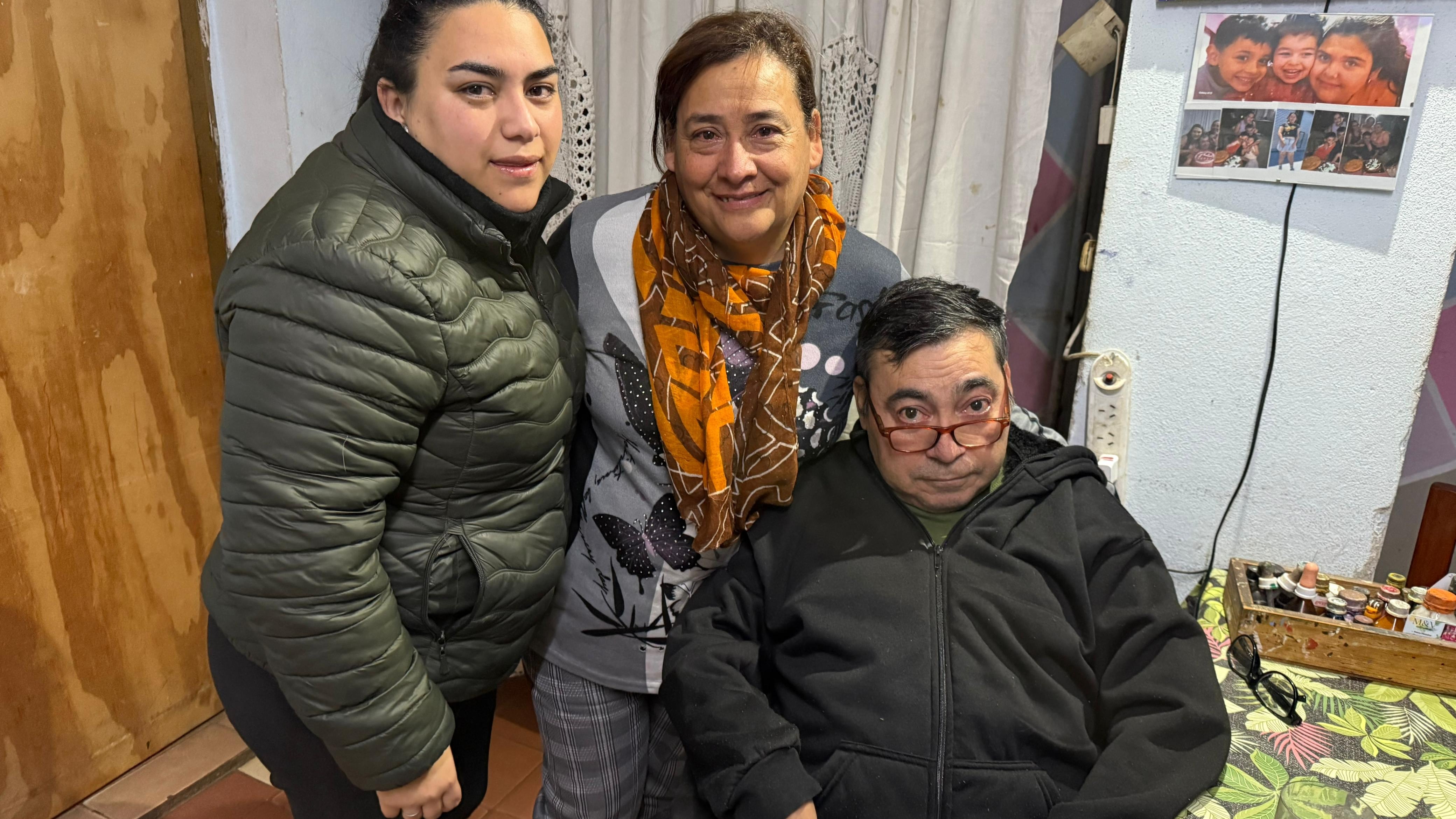 Cacho junto a su esposa y su hija en medio de la emoción por la solidaridad de la gente. Foto: Luchi Ybañez / ElDoce.