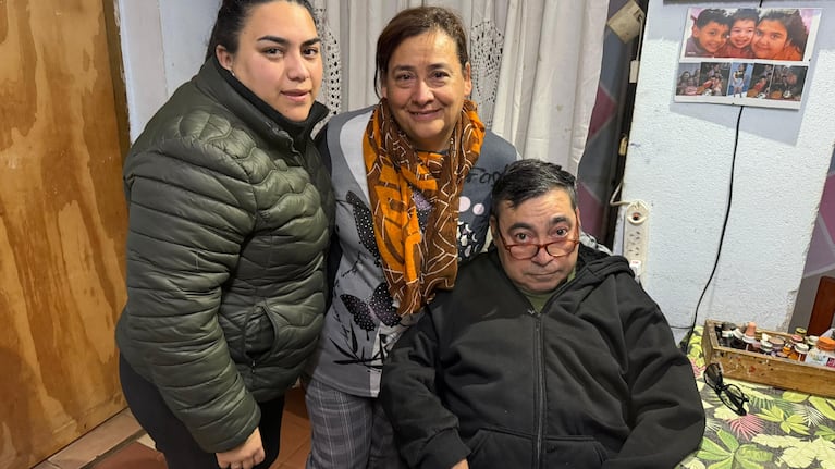 Cacho junto a su esposa y su hija en medio de la emoción por la solidaridad de la gente. Foto: Luchi Ybañez / ElDoce.