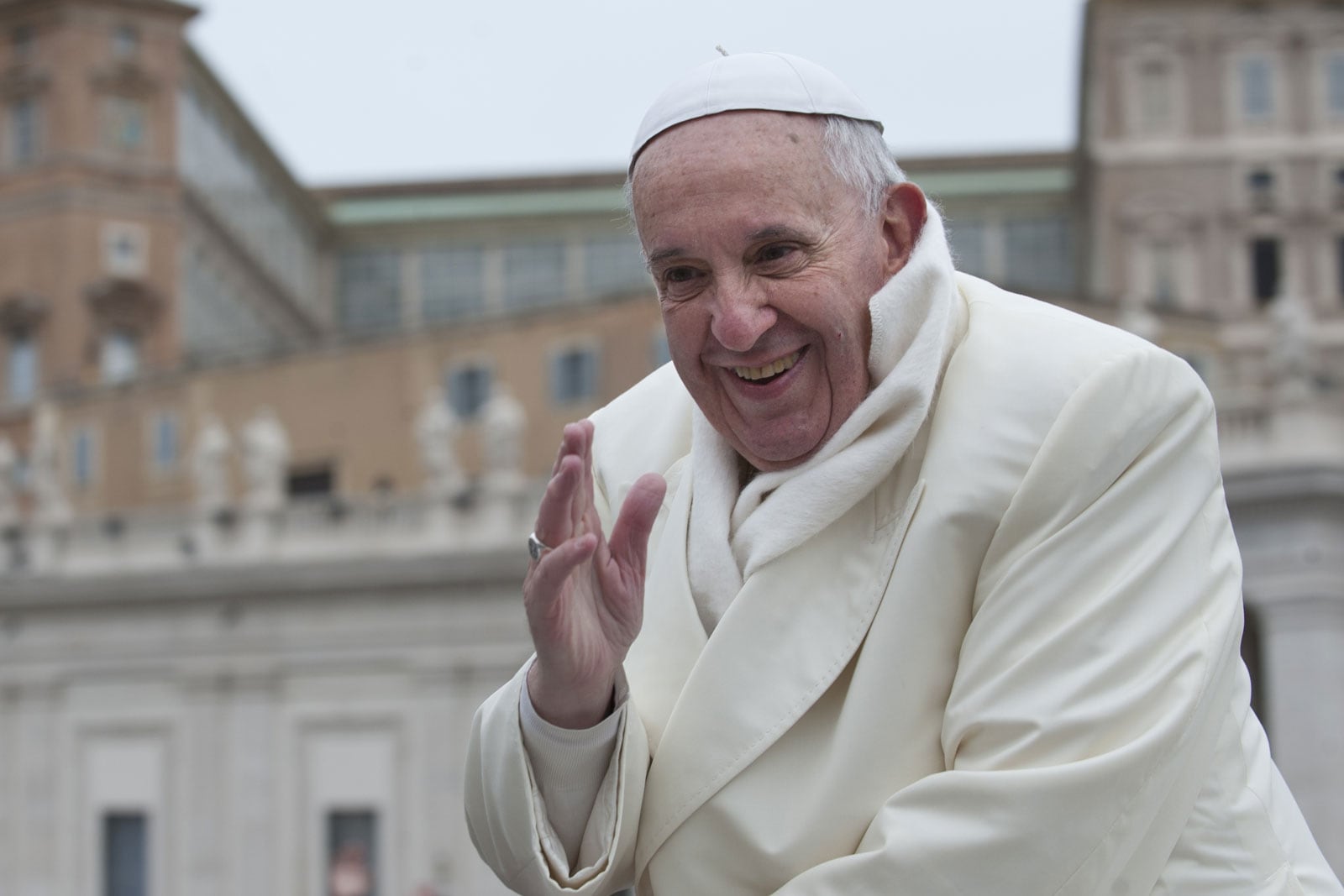 Cada miércoles el Papa Francisco suele recorrer la plaza San Pedro y bendecir a los visitantes. 