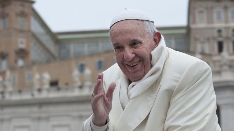 Cada miércoles el Papa Francisco suele recorrer la plaza San Pedro y bendecir a los visitantes.