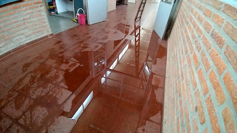 Cada vez que llueve se inundan los pasillos del colegio. (Captura video)