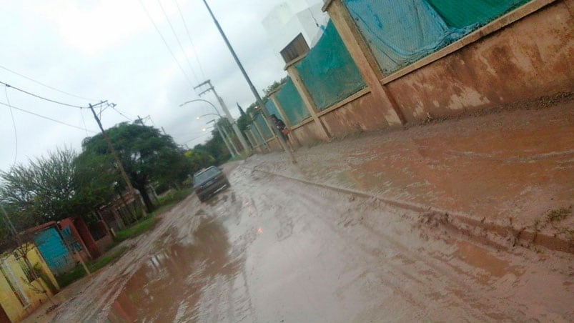 Cada vez que salen a la calle, los vecinos se topan con el barro.