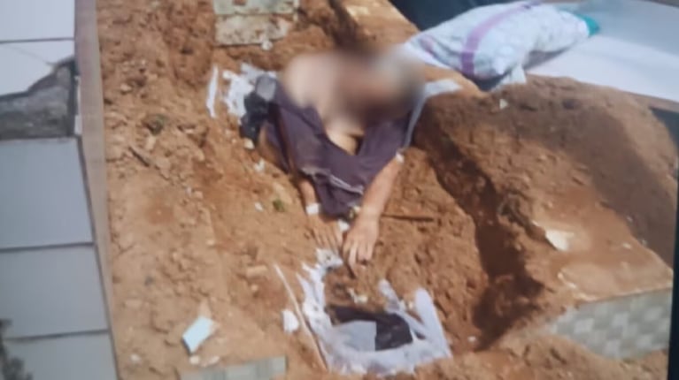 Cadáver que apareció sentado en un cementerio de Brasil. (imagen: gentileza G1).