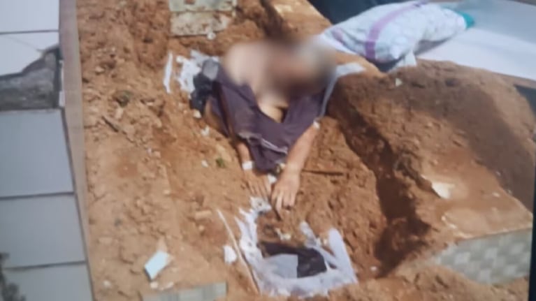 Cadáver que apareció sentado en un cementerio de Brasil. (imagen: gentileza G1).