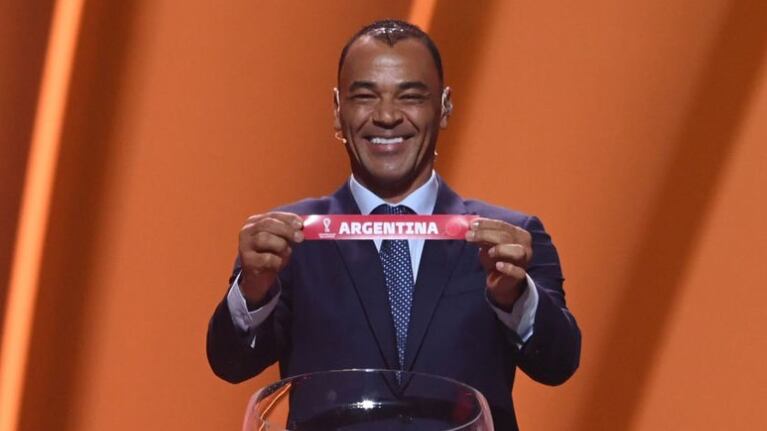Cafú, ídolo de Brasil, sacó las bolillas del grupo de la Selección.