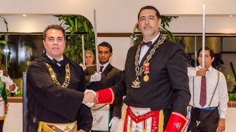 Calderón asegura trabajar como coordinador en el Ministerio de Educación de la Provincia.