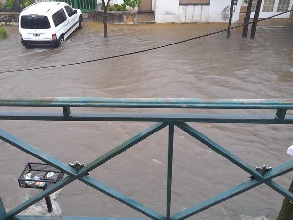 Calle 27 de Abril, fotos de Flecha Lástrico en Twitter. 