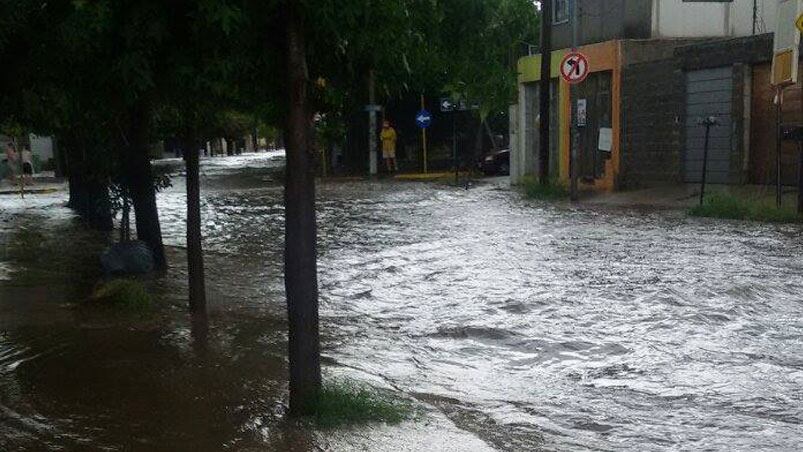 Calle José Javier Diaz frente al colegio Dante Alighieri. Foto: Verónica Maldonado. 