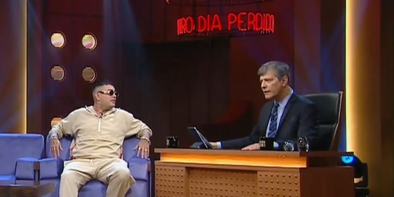 Callejero Fino en Otro día perdido explicó por qué celebran con armas los velorios tumberos.