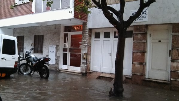 Calles como lagunas en Alberdi. Fotos de Josefina Bar.