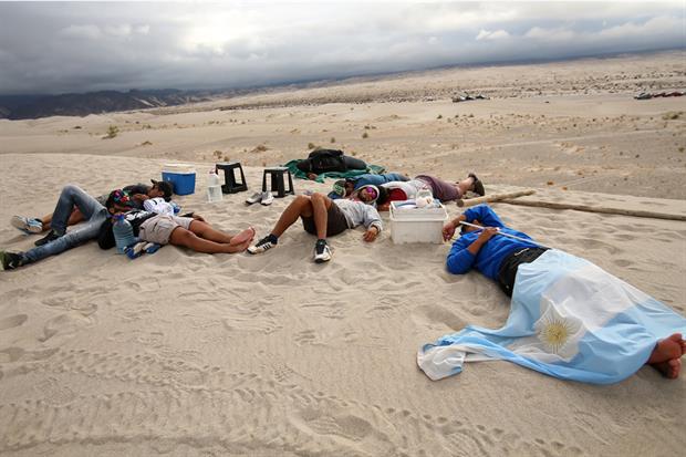 Calor, arena y fanáticos del Dakar. Foto: EFE.